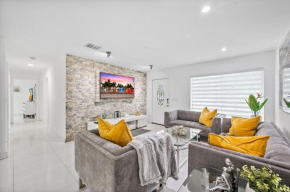 **MODERN 3BEDROOM W/ STUNNING BACKYARD AREA**